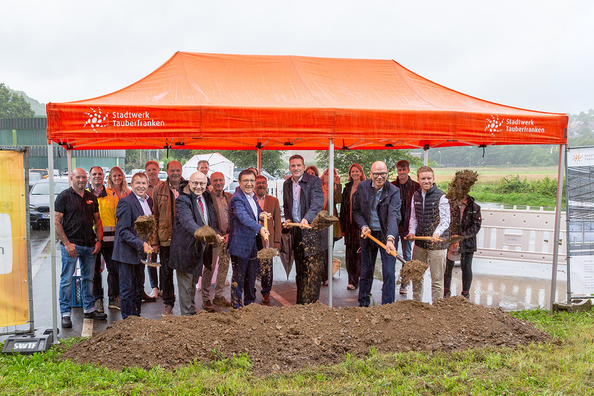 Spatenstich am 30.07.2025 für die neue Parkplatz-PV-Anlage auf dem Mitarbeiterparkplatz des Stadtwerks Tauberfranken in Bad Mergentheim im Beisein von Prof. Dr. Wolfgang Reinhart (MdL), Oberbürgermeister Udo Glatthaar, Geschäftsführer des Stadtwerks Tauberfranken Paul Gehrig, NOW-Geschäftsführer Dr. Jochen Damm Spatenstich am 30.07.2025 für die neue Parkplatz-PV-Anlage auf dem Mitarbeiterparkplatz des Stadtwerks Tauberfranken in Bad Mergentheim im Beisein von Prof. Dr. Wolfgang Reinhart (MdL), Oberbürgermeister Udo Glatthaar, Geschäftsführer des Stadtwerks Tauberfranken Paul Gehrig, NOW-Geschäftsführer Dr. Jochen Damm