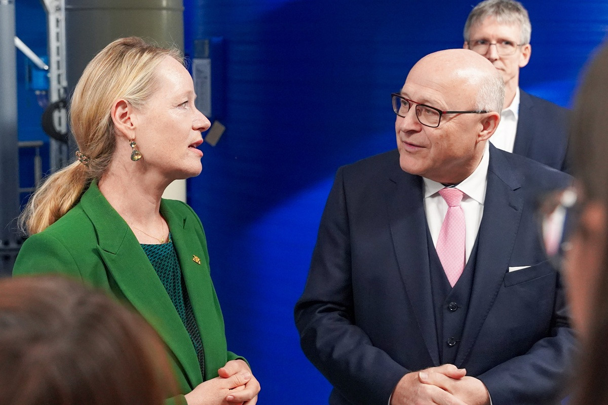 Umweltministerin Thekla Walkerim Gespräch mit dem stellvertretenden Verbandsvorsitzenden Oberbürgermeister Udo Glaathaar Umweltministerin Thekla Walkerim Gespräch mit dem stellvertretenden Verbandsvorsitzenden Oberbürgermeister Udo Glaathaar