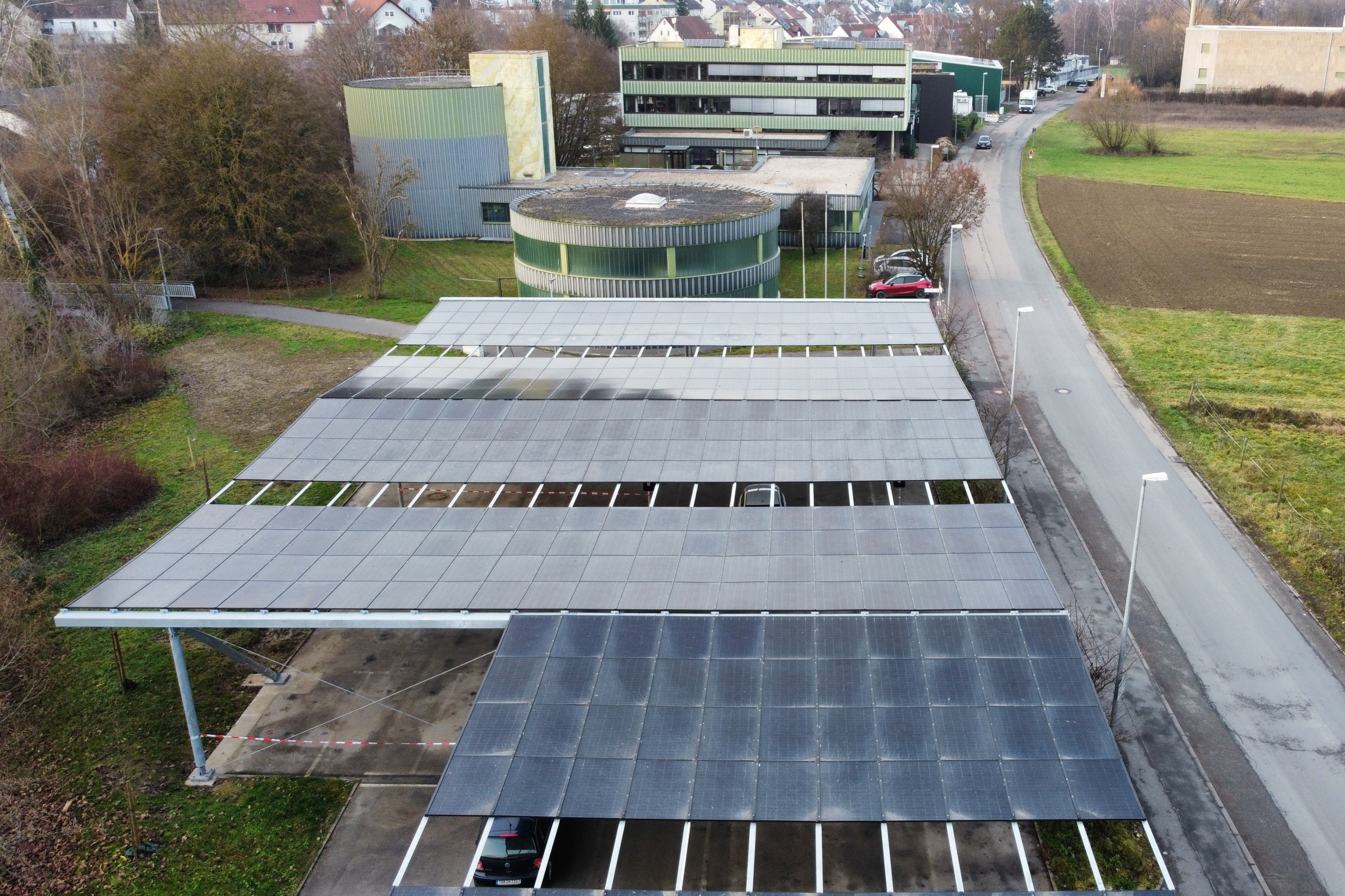 PV-Anlage (unmittelbar im Hintergrund befindet sich das Rohwasserpumpwerk) Quellfassung