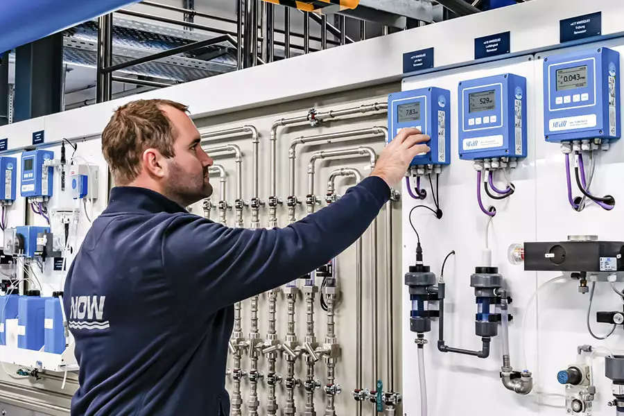 Mitarbeiter an technischer Anlage Mitarbeiter an technischer Anlage